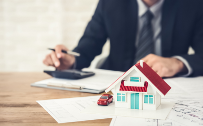 agent immobilier estimant un bien chez un client